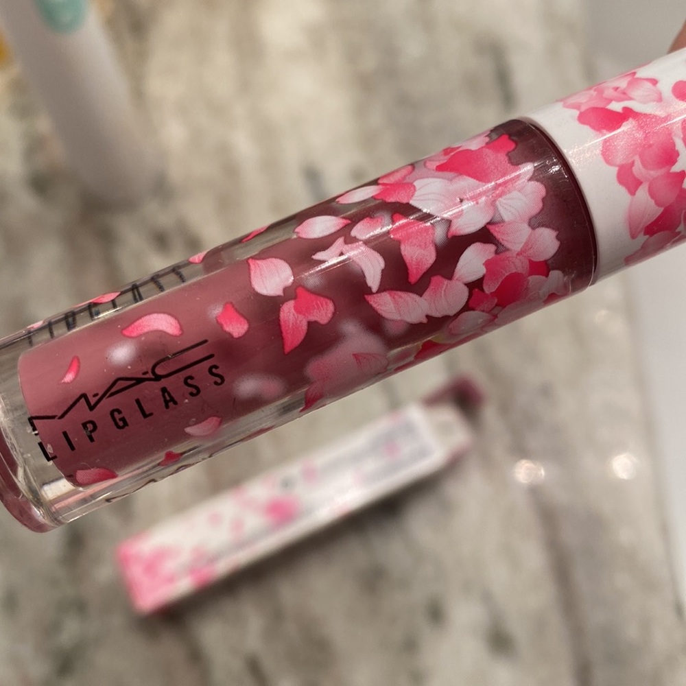 15:09- MAC Bloom Bloom Bloom Edition Lipglass